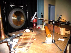 Klangkonzert in der Neuen Schmiede, einige Instrumente wurden elektronisch verstärkt